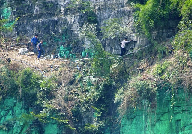 Người đàn ông sơn xanh 900m vách đá để hợp phong thủy - 1