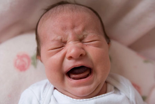 Những biểu hiện trẻ sơ sinh khóc do bị stress - 1