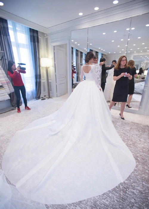 Sốc vì váy cưới của angela baby có giá hơn 900 tỷ đồng - 3