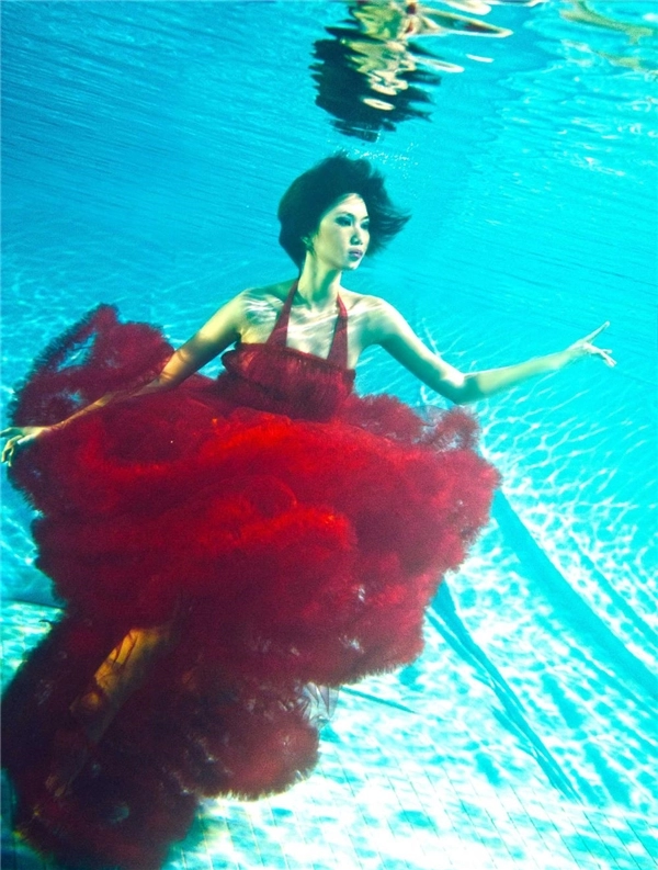 Thí sinh next top model hoảng loạn tinh thần khi chụp ảnh dưới nước - 9