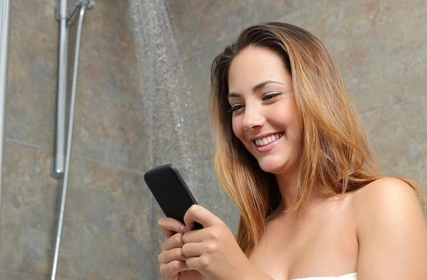 Thói quen mang điện thoại vào toilet giúp bạn rước bệnh vào thân - 1
