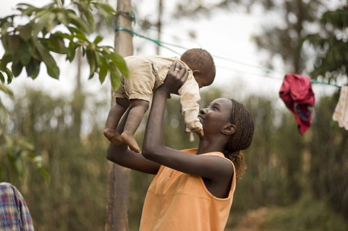 tròn mắt học mẹ kenya nuôi con - 1