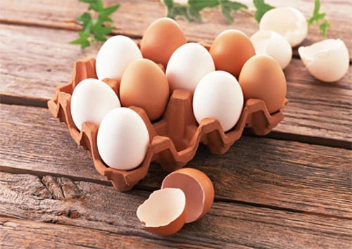 Trứng gà màu nâu hay màu trắng thì bổ hơn - 1