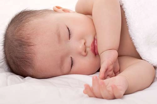 Tư thế nằm ngủ an toàn và nguy hiểm nhất cho trẻ sơ sinh - 2