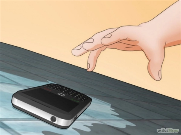10 bước thần thánh giúp bạn cứu mạng smartphone lỡ rơi xuống nước - 1