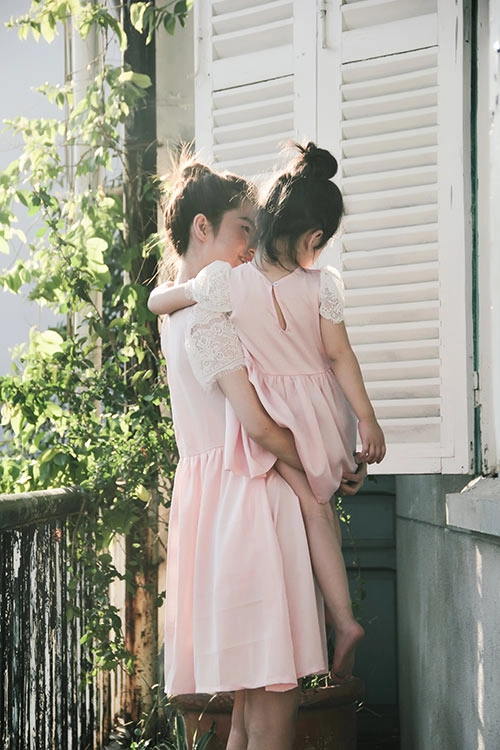 10 mẫu váy đôi ngọt ngào cho mẹ diện chung với con gái - 2