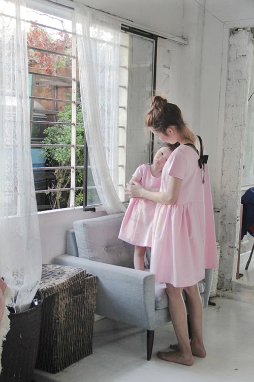 10 mẫu váy đôi ngọt ngào cho mẹ diện chung với con gái - 13