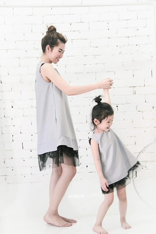 10 mẫu váy đôi ngọt ngào cho mẹ diện chung với con gái - 14