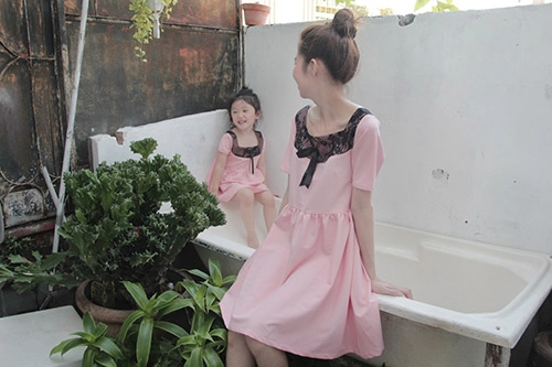10 mẫu váy đôi ngọt ngào cho mẹ diện chung với con gái - 15