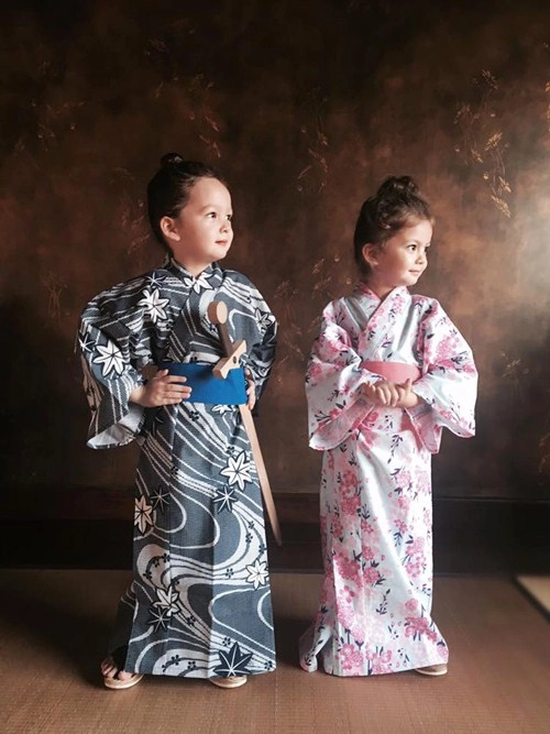 2 bé tôm - tép nhà hồng nhung dễ thương khi mặc kimono - 1