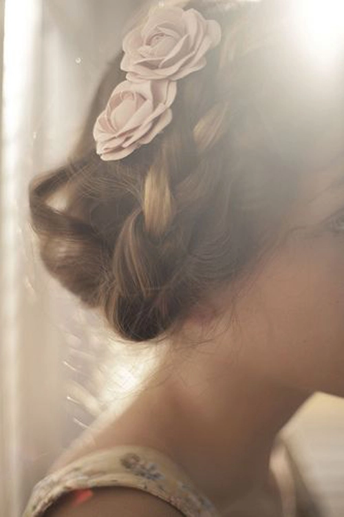 20 mẫu tóc cưới lãng mạn bắt nguồn xúc cảm từ hoa - 6