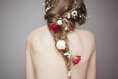 20 mẫu tóc cưới lãng mạn bắt nguồn xúc cảm từ hoa - 14