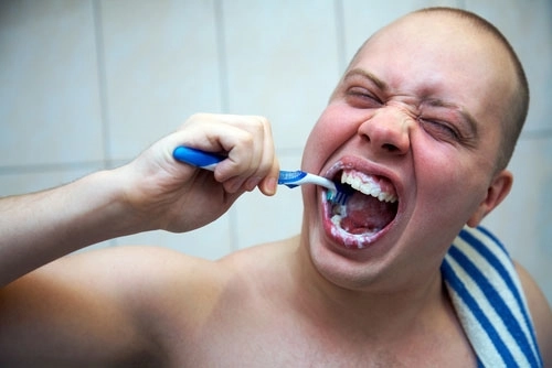 7 thói quen khiến hàm răng vàng ố lắm nha chu và dễ bị sâu - 6