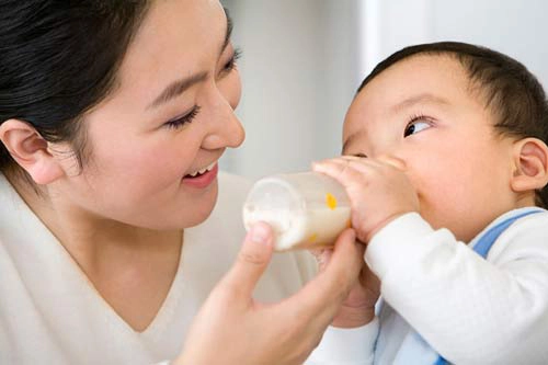 9 sai lầm tai hại của mẹ khi pha sữa công thức cho con - 1