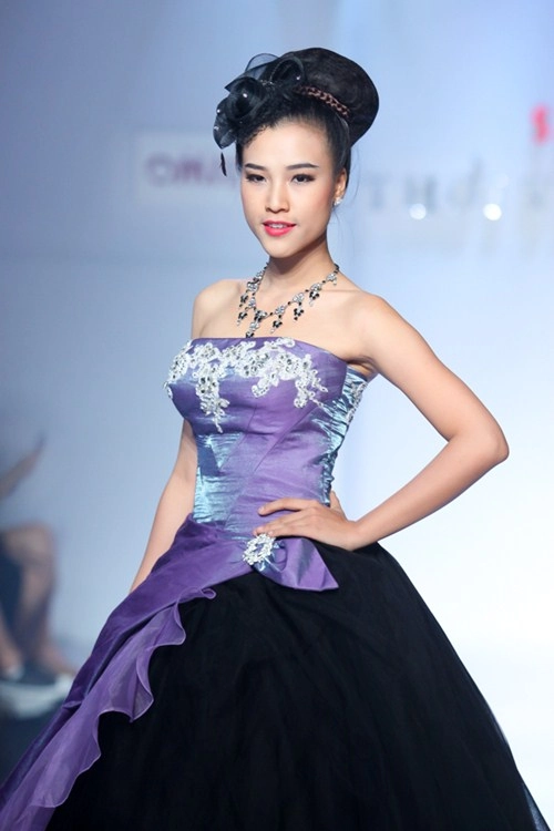 Á hậu hoàng oanh tỏa sáng trên sàn catwalk - 3