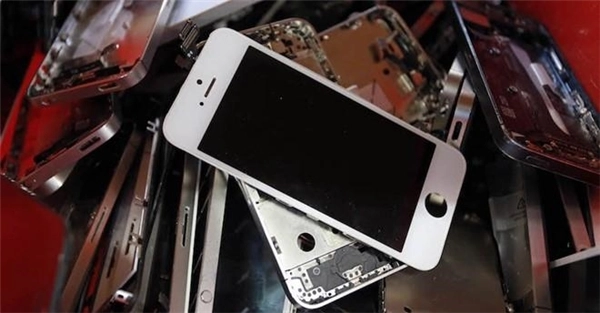 Apple hốt cả tấn vàng nhờ rác iphone macbook đã qua sử dụng - 1