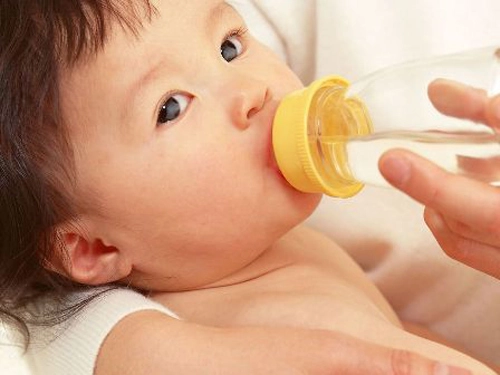 Bé 10 tuần tuổi tử vong vì uống sữa mẹ pha với nước - 2