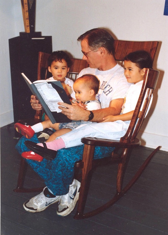 Bố đóng ghế đọc sách cho ba con - 1