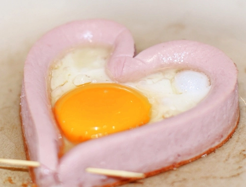 Bữa sáng lãng mạn với trái tim trứng cho valentine - 5