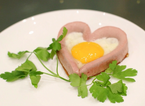 Bữa sáng lãng mạn với trái tim trứng cho valentine - 6
