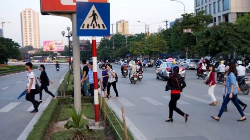 Các mức xử phạt người đi bộ vi phạm quy tắc giao thông đường bộ - 1