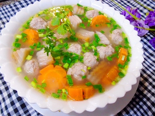 Canh khoai môn nấu thịt viên nóng hổi - 6