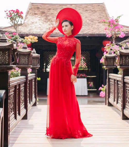 Cô dâu mùa hè tuyệt xinh với áo dài cưới màu đỏ - 1