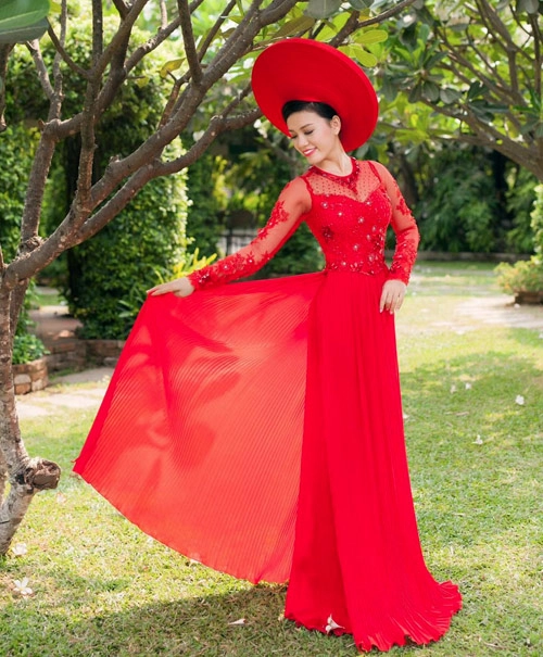 Cô dâu mùa hè tuyệt xinh với áo dài cưới màu đỏ - 3