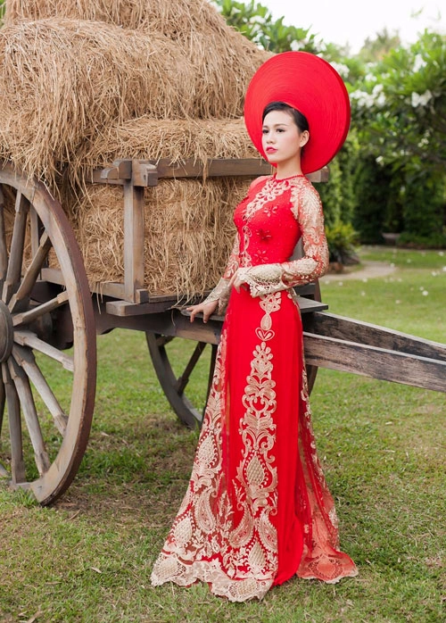 Cô dâu mùa hè tuyệt xinh với áo dài cưới màu đỏ - 5