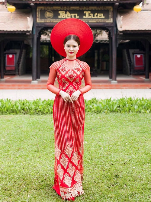Cô dâu mùa hè tuyệt xinh với áo dài cưới màu đỏ - 6