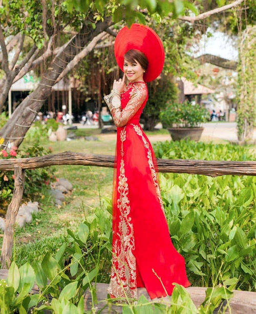 Cô dâu mùa hè tuyệt xinh với áo dài cưới màu đỏ - 7