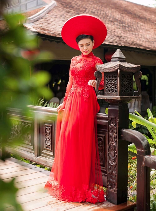 Cô dâu mùa hè tuyệt xinh với áo dài cưới màu đỏ - 8
