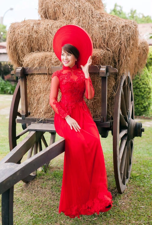 Cô dâu mùa hè tuyệt xinh với áo dài cưới màu đỏ - 9