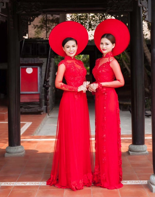 Cô dâu mùa hè tuyệt xinh với áo dài cưới màu đỏ - 10