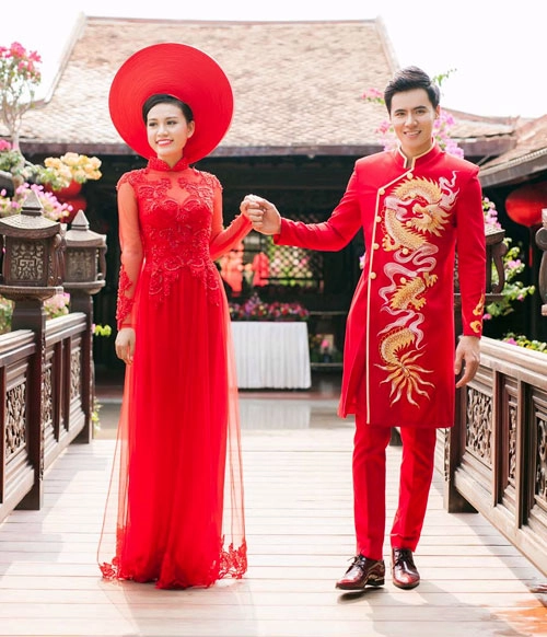 Cô dâu mùa hè tuyệt xinh với áo dài cưới màu đỏ - 11