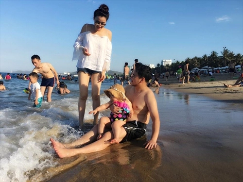 Con gái trang nhung hào hứng khi tắm biển cùng bà nội - 2