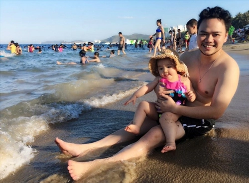 Con gái trang nhung hào hứng khi tắm biển cùng bà nội - 4