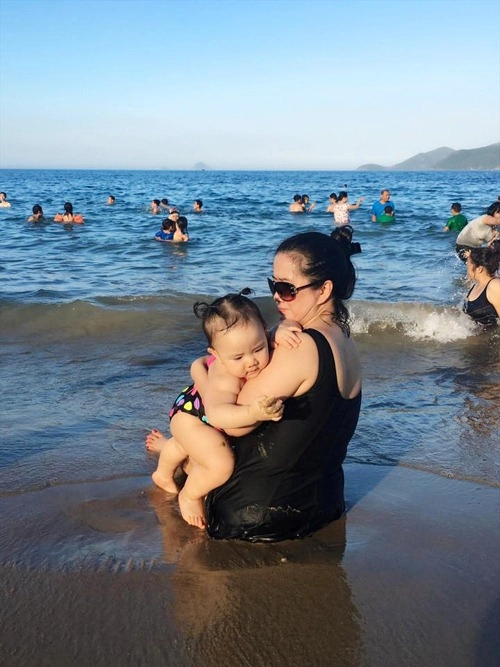 Con gái trang nhung hào hứng khi tắm biển cùng bà nội - 5