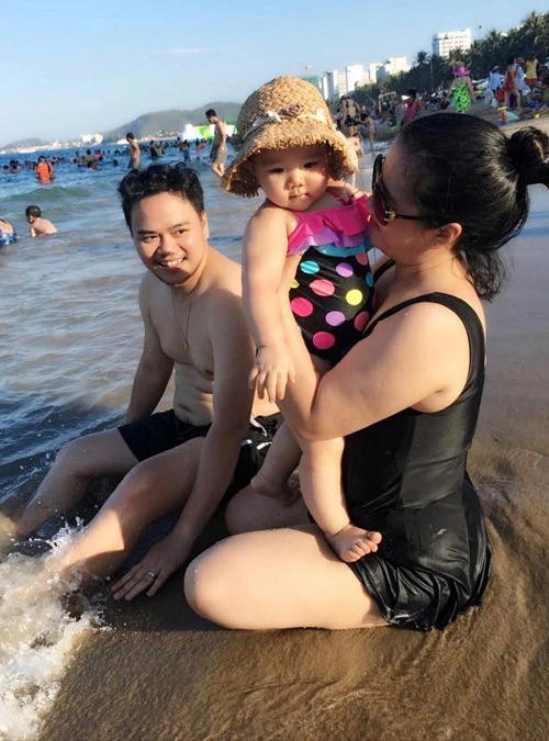 Con gái trang nhung hào hứng khi tắm biển cùng bà nội - 7