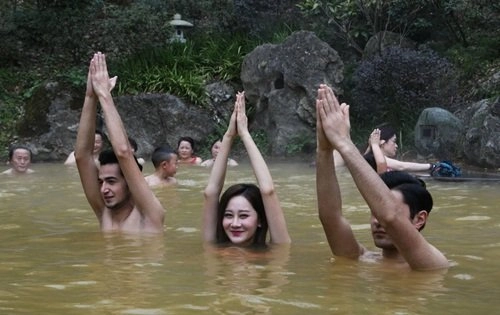 Dàn mỹ nhân diện bikini tập yoga dưới nước lạnh giữa trời đông - 6