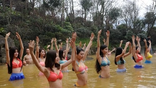 Dàn mỹ nhân diện bikini tập yoga dưới nước lạnh giữa trời đông - 1