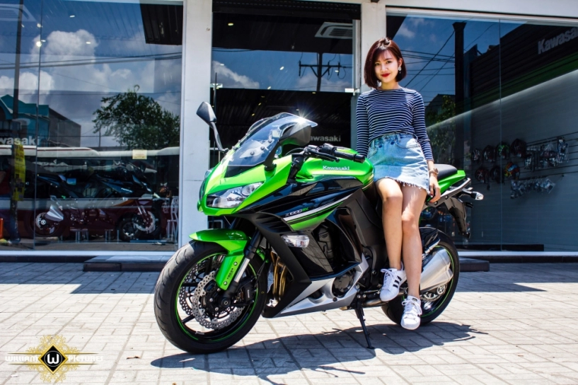 Dàn mỹ nhân xinh đẹp đọ dáng cùng các mẫu xe mô tô 1000 cc mới của kawasaki - 12