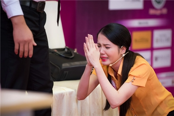 Đặng thu thảo bật khóc trước phần thi của thí sinh hhvn 2016 - 1