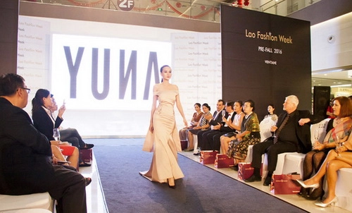 Dương yến ngọc làm vedette tại tuần lễ thời trang lào - 12