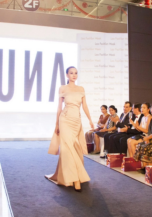 Dương yến ngọc làm vedette tại tuần lễ thời trang lào - 13