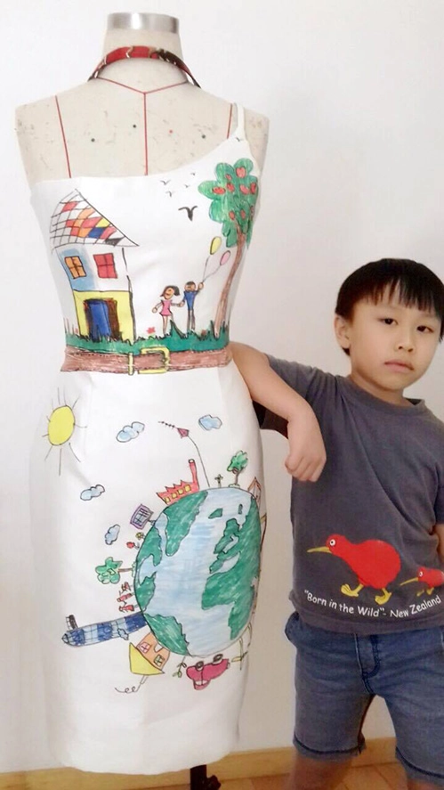 Hh giáng my mặc váy độc đáo do cậu bé 7 tuổi vẽ hình - 5