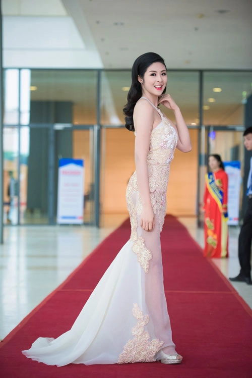 Hh ngọc hân khoe da trắng nõn đường cong gợi cảm - 1