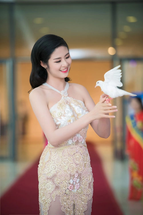 Hh ngọc hân khoe da trắng nõn đường cong gợi cảm - 2