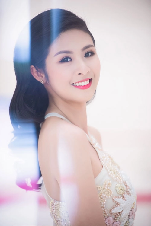 Hh ngọc hân khoe da trắng nõn đường cong gợi cảm - 3