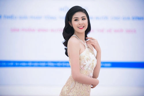 Hh ngọc hân khoe da trắng nõn đường cong gợi cảm - 4